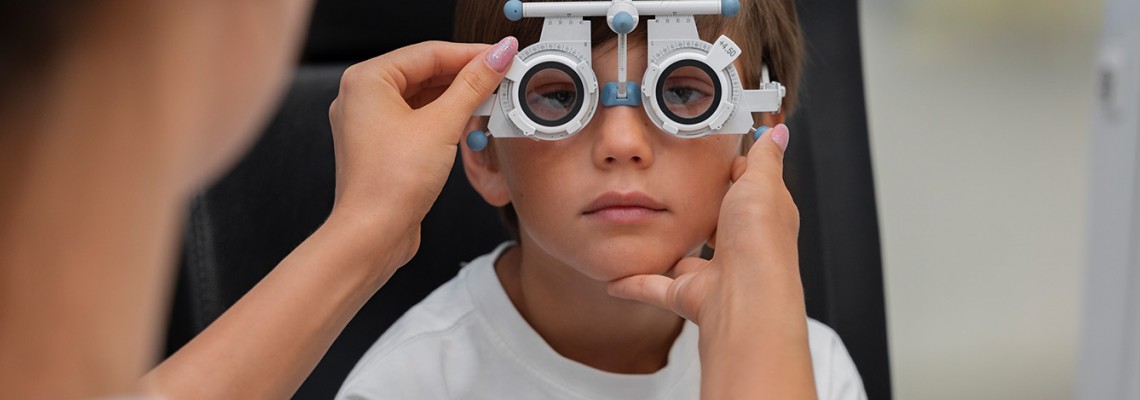 Çocuklarda Astigmat Nedir? Belirtileri, Nedenleri ve Çözüm Yolları Çocuklarda Astigmat Nedir? Belirtileri, Nedenleri ve Çözüm Yolları